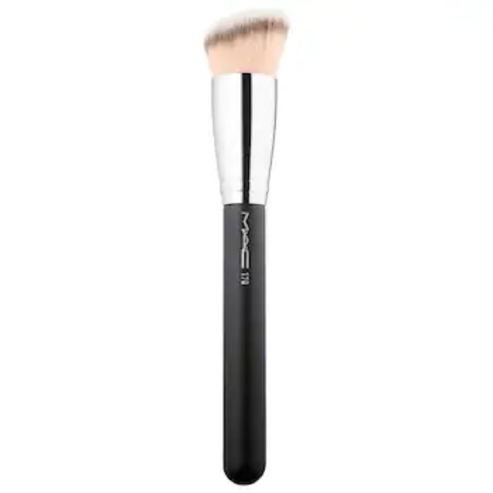 MAC 170 Synthetic Rounded Slanted Foundation Brush